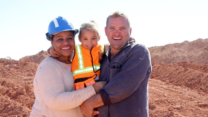 L-R: Viviane, Felica und Michael Taranto, Opalton – Bild: Discovery Channel