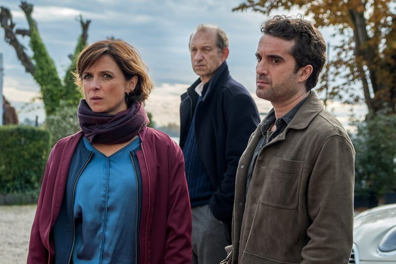 Nach dem Mord an einem Hochzeitsvideografen ermitteln Carl Sievers (Peter Heinrich Brix, M.), Ina Behrendsen (Julia Brendler, l.) und Hinnerk Feldmann (Oliver Wnuk, r.) auf einer Hochzeitsfeier vor dem Sylter Strandhotel. Angeblich soll der Videograf Hochzeitspaare erpresst haben. – Bild: ZDF Enterprises GmbH /​ © Manju Sawhney/​ZDF /​ Die Verwendung ist nur bei redaktioneller Berichterstattung im Rahmen einer Programmankündigung ab 2 Monate vor der ersten Auss /​ © ZDF