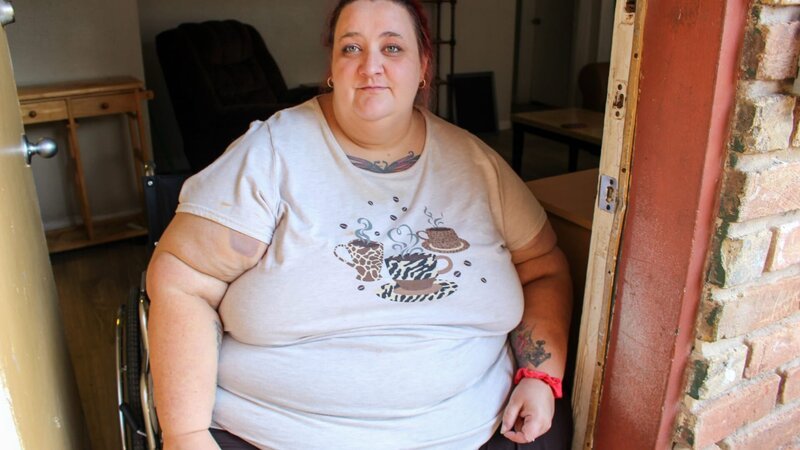 Angie sits in wheelchair – Bild: TLC /​ Discovery Communications, LLC
