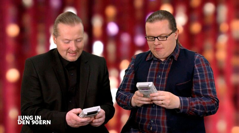 Ohne Gameboy ging nichts in den 90ern – die Musiker Joey (l) und Angelo Kelly daddeln heute noch gern! – Bild: WDR