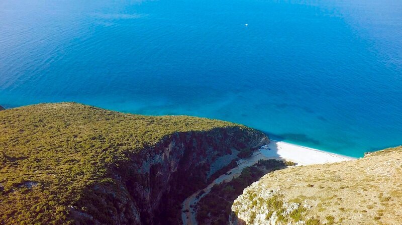Danach muß man anderswo lange suchen – glasklares Mittelmeer im Süden Albaniens – Bild: PHOENIX/​ZDF/​Nikolai von Graevenitz