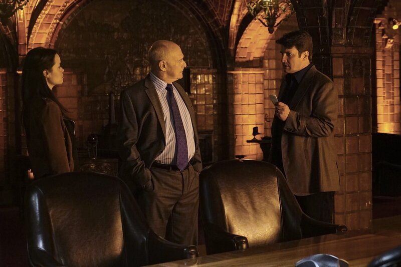 Während er seinen verlorenen Erinnerungen auf der Spur ist, erhält Castle (Nathan Fillion, r.) eine Einladung einer Geheimorganisation von Detektiven, die von Mason Wood (Gerald McRaney, M.) angeführt wird: Er soll gemeinsam mit Detektivin Kendall Frost (Summer Glau, l.) eine grausame Verbrechensserie aufklären … – Bild: PLURIMEDIA (ABC)