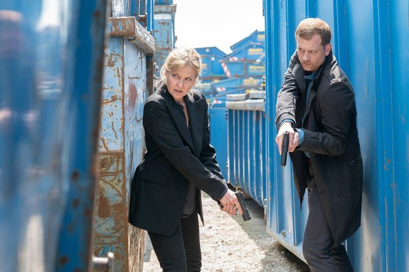 Vera Lanz (Katharina Böhm) und Maximilian Murnau (Christoph Schechinger) auf Verbrecherjagd können sie den Flüchtigen schnappen? – Bild: Michael Marhoffer /​ Die Verwendung ist nur bei redak /​ ZDF /​ © ZDF/​Michael Marhoffer