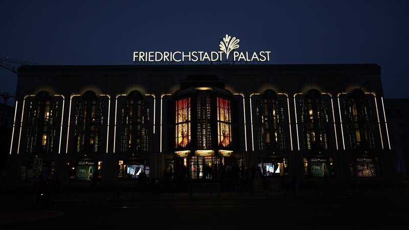 Der Friedrichstadt-Palast bei Nacht – Bild: ZDF und Benedict Sicheneder/​Nadja Köllin