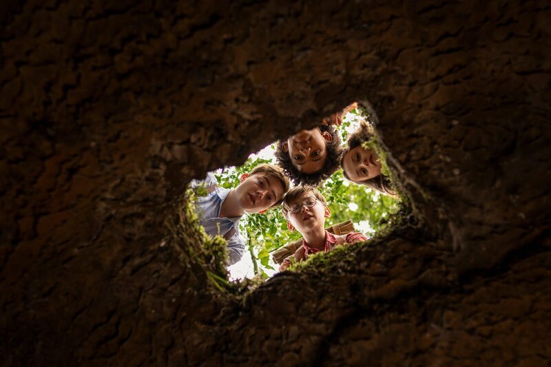 Von links im Uhrzeigersinn: Julian (Elliott Rose), George (Diaana Babnicova), Anne (Flora Jacoby Richardson) und Dick (Kit Rakusen): Sie entdecken einen geheimen Tunnel unter der Burgruine auf Kirrin Island. – Bild: James Pardon /​ ZDF