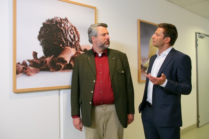 L-R: Anton Stadler (Dieter Fischer) und Sven Hansen (Igor Jeftić) – Bild: S: Sky Krimi /​ Christian A Rieger klick /​ Die Verwendung ist nur bei reda /​ ZDF /​ © ZDF/​Bavaria Fernsehprod./​Christian A. Rieger