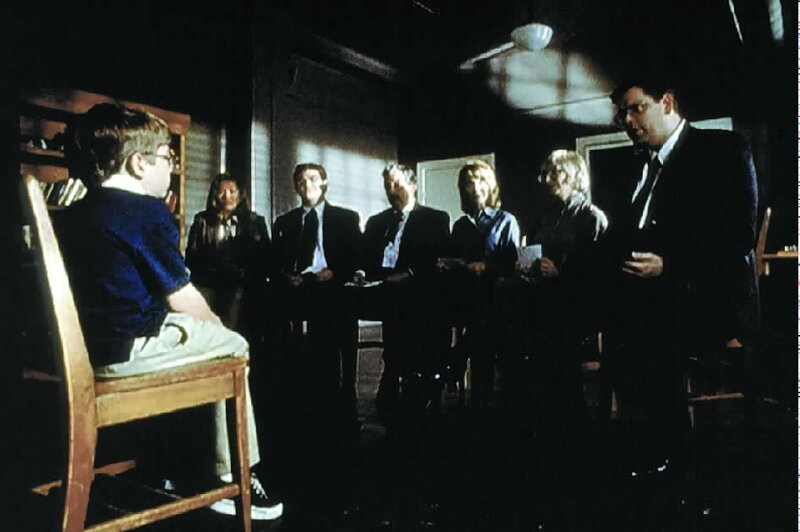 Das Schachwunderkind Gibson Praise (Jeff Gulka, l.) überrascht alle Sachverständigen damit, dass es unter anderem weiß, was jeder von ihnen zum Frühstück gegessen hat. – Bild: SYFY