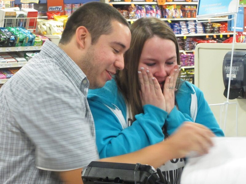 Jose surprises Briana with a very special coupon binder. – Bild: Copyright: Discovery Communications, Inc. Show and Network Promotion