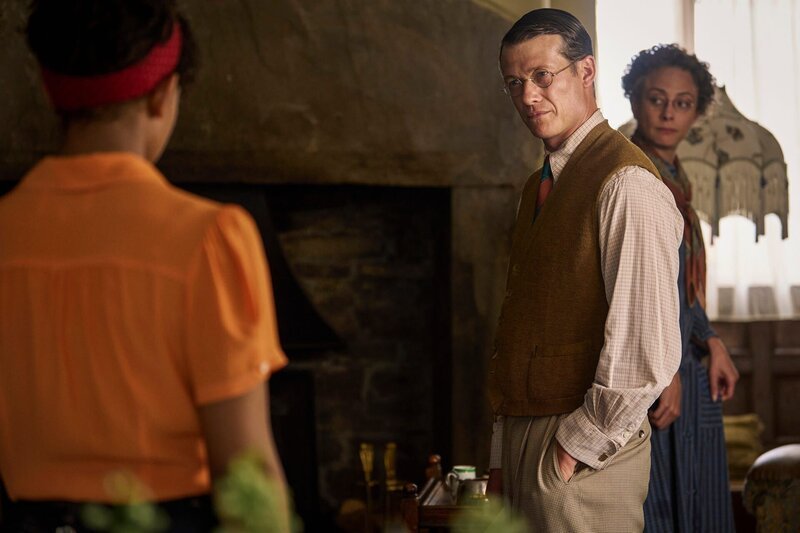 George (Diaana Babnicova, l.) traut dem Lehrer Mr. Roland (Ed Speleers) nicht über den Weg. – Bild: Simon Ridgway /​ ZDF