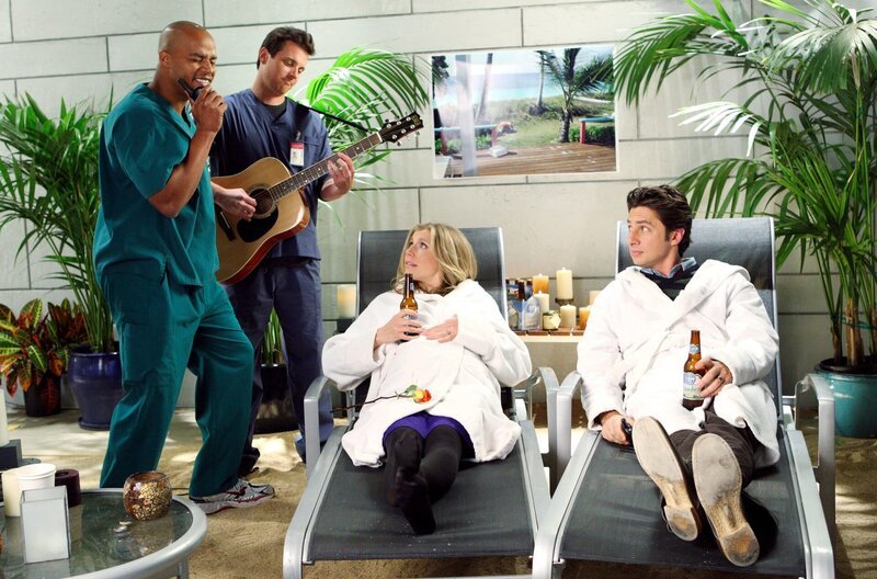 „Scrubs – Med School“, „Unser Babymoon.“ Bevor ihr Baby zur Welt kommt, möchte J.D. gemeinsam mit Elliot noch ein letztes Mal die traute Zweisamkeit genießen und plant zu diesem Zwecke einen Kurztrip. Doch Elliot hat alle Hände voll zu tun und denkt zunächst nicht daran, auf J.D.s Vorschlag einzugehen. Unterdessen müssen die Studenten zu Übungszwecken eine Leiche sezieren, womit Lucy erhebliche Probleme hat und Jordan nötigt Dr. Cox, ein Testament aufzusetzen. Im Bild (v.li.): Donald Faison (Chris Turk), Michael Mosley (Drew Suffin), Sarah Chalke (Elliot Reid), Zach Braff (John ‚J.D.‘ Dorian). – Bild: ORF