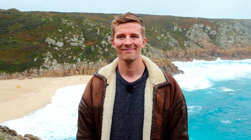 Reporter Christian Loß klärt, ob Land’s End wirklich das Ende der Welt ist und ob er zur sagenumwobenen Insel St. Michaels Mount wirklich schwimmen muss. Ein Streifzug zwischen Surfbrettern, Steinkreisen und Palmen. – Bild: WDR/​Loß/​Sobolewski