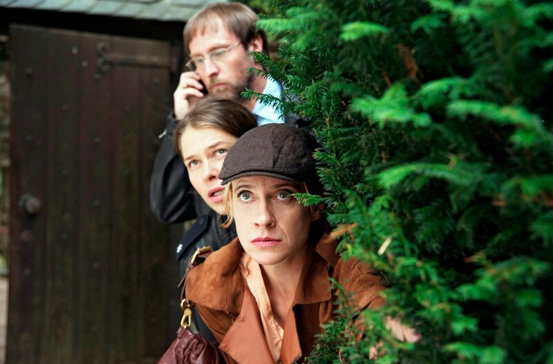 Auf der Burg ist die Gräfin verstorben, Sophie Haas (Caroline Peters, r.), Bärbel Schmied (Meike Droste, M.) und Dietmar Schäffer (Bjarne Mädel, hinten.) ermitteln. – Bild: rbb/​Michael Böhme