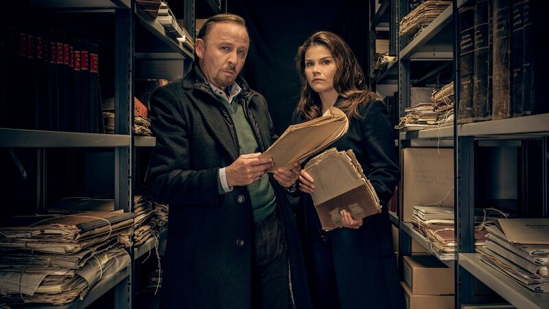 Nina Petersen (Katharina Wackernagel) und Karl Hidde (Alexander Held) vermuten, dass brisante Akten der Schlüssel zum Mordfall Kellermann sind. – Bild: ZDF Enterprises GmbH