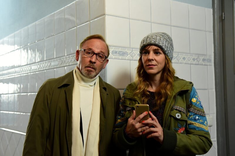 Die Kommissare Ludwig Schaller und Angelika Flierl sprechen mit ihrem Gerichtsmediziner die ersten Informationen zum Leichenfund durch. – Bild: ZDF/​Jürgen Olczyk