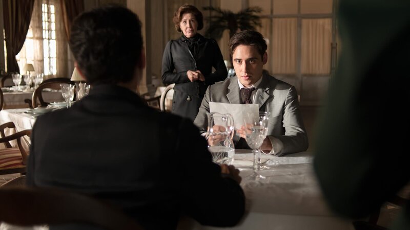 l-r: Ángela Salinas und Andrés. – Bild: AXN White