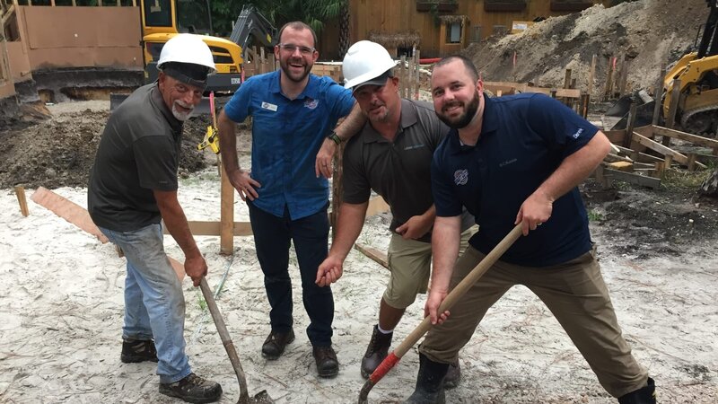 L-R: John „Old Man“ Messner, Jason Pratt, Chris „Crash“ Warren and Derek Pratt posing with shovels. – Bild: Discovery Communications