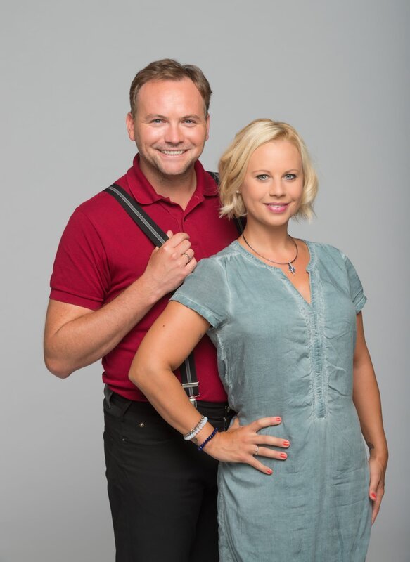 Im Bild: Thomas Stipsits, Katharina Straßer – Bild: Thomas Ramstorfer
