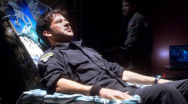 Sheppard (Joe Flanigan) startet Atlantis … – Bild: SYFY