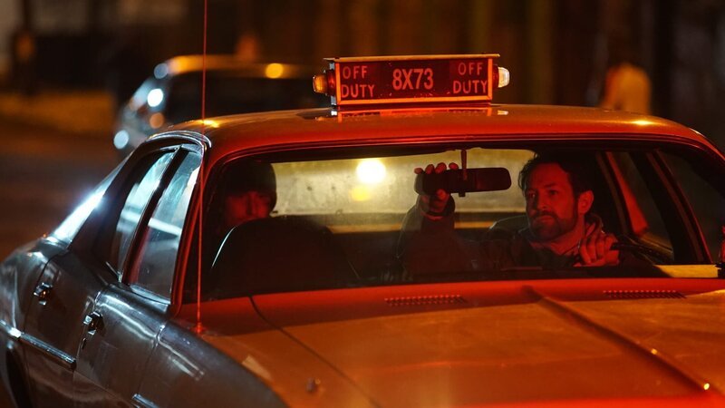 Ralph Friedman drives an undercover yellow cab with his partner, Lester Rudnick in the back seat. – Bild: Discovery Communications