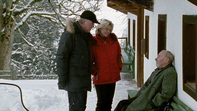 „Soko Kitzbühel“, „Der Flug der Adler.“ Ein deutscher Skispringer wird während eines Springens auf einer Trainingsschanze erschossen. Im Bild (v.li.): Heinz Marecek (Hannes Kofler), Andrea L’Arronge (Gräfin Schönberg), Otto Anton Eder (Bauer). – Bild: ORF/​BEO-Film