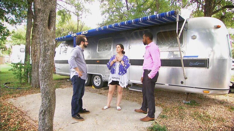 Weniger Konsum, mehr Erlebnisse: Die Musiklehrerin Meri Sue und der Architekt MJ sind neu in Austin und wollen sich verkleinern, um schuldenfrei das Leben zu genießen. Das Tiny House soll in einem Wohnmobilpark stehen und nicht mehr als 18.000 Dollar kosten. MJ hätte gerne einen modernen Airstream mit klaren Linien, Meri Sue bevorzugt ein gemütliches Zuhause im Stil-Mix und mit Vintage-Details. – Bild: HGTV