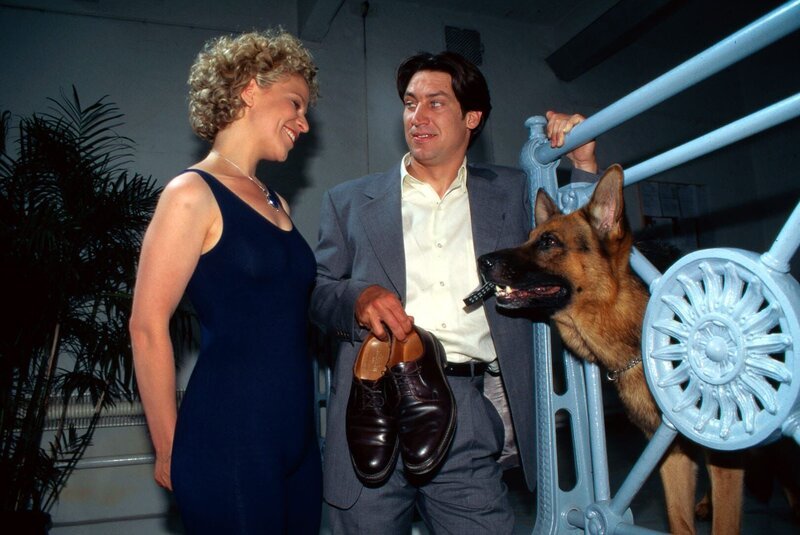 Im esoterischen Zentrum machen Kommissar Moser (Tobias Moretti, r.) und Rex die Bekanntschaft der attraktiven Hypnose-Lehrerin Eva Herzog (Christiane Brammer, l.). – Bild: SAT.1 Im esoterischen Zentrum machen Kommissar Moser (Tobias Moretti, r.) und Rex die Bekanntschaft der attraktiven Hypnose-Lehrerin Eva Herzog (Christiane Brammer, l.). – Bild: SAT.1