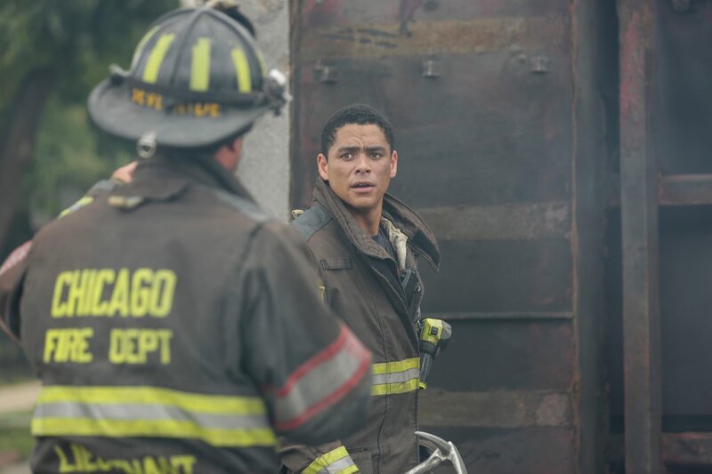Bei einem katastrophalen Unfall zwischen zwei Fahrzeugen der Eiheiten 81 und 66. wird Peter Mills (Charlie Barnett, r.) verletzt. Wird er weiterhin seinen Beruf als Feuerwehrmann ausüben können? – Bild: NBCUniversal Media, LLC