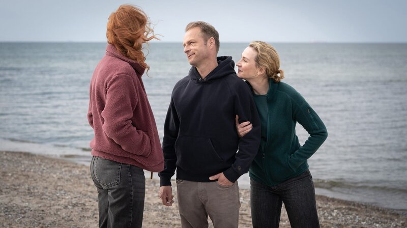 v.li.: Jule Christiansen (Marleen Lohse), Hauke Jacobs (Hinnerk Schönemann) und Hannah Wagner (Jana Klinge) – Bild: NDR/​Boris Laewen