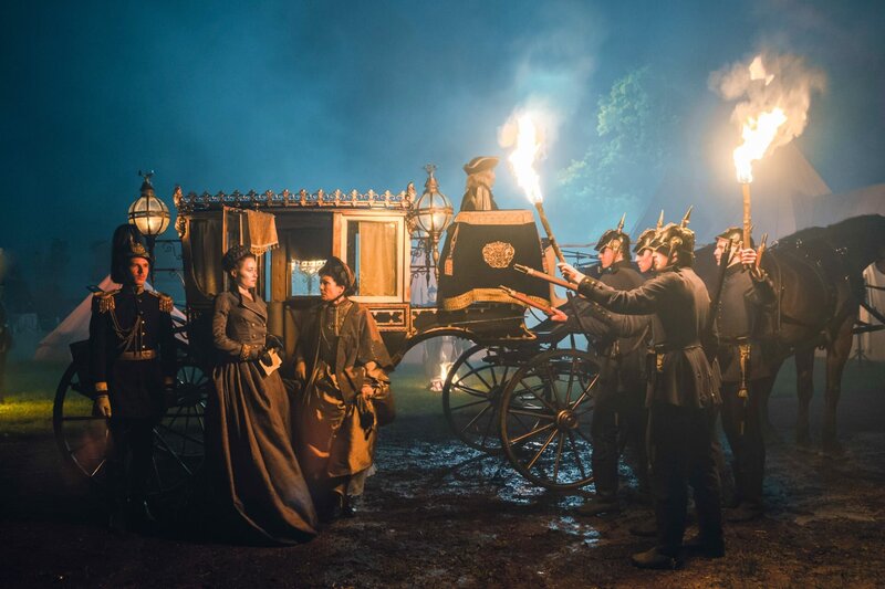 Sisi (Dominique Devenport, 2.v.l.) und ihre Mutter, Herzogin Ludovica in Bayern (Julia Stemberger, 3.v.l.) wollen mit Preußens Ministerpräsidenten Otto von Bismarck sprechen. – Bild: ORF/​Beta Film/​RTL/​Story House Pictures/​Armands Virbulis