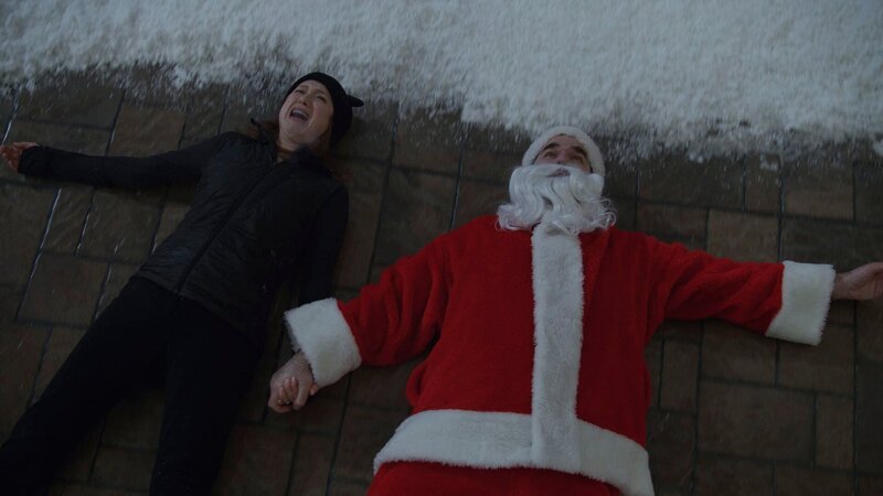 Ellie Kemper as Pam and Rob Delaney as Jeff in HOME SWEET HOME ALONE, exclusively on Disney+. Photo courtesy of Disney+. © 2021 20th Century Studios. All Rights Reserved. – Bild: Disney+