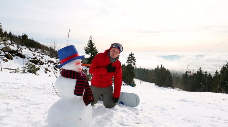 André holt sich Anregungen für den riesengroßen Schneemann, den er bauen möchte. – Bild: WDR