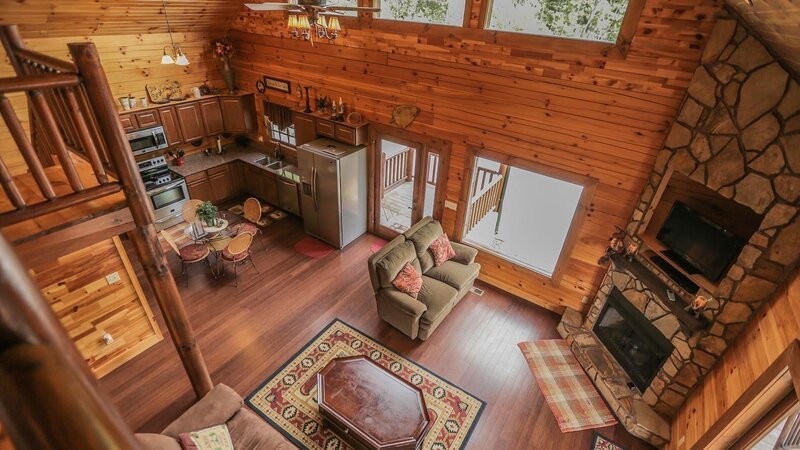 Looking down from the loft of the Broken Twig Cabin shows the open great room area, as seen on HGTV’s Log Cabin Living. – Bild: HGTV/​Scripps Networks, LLC