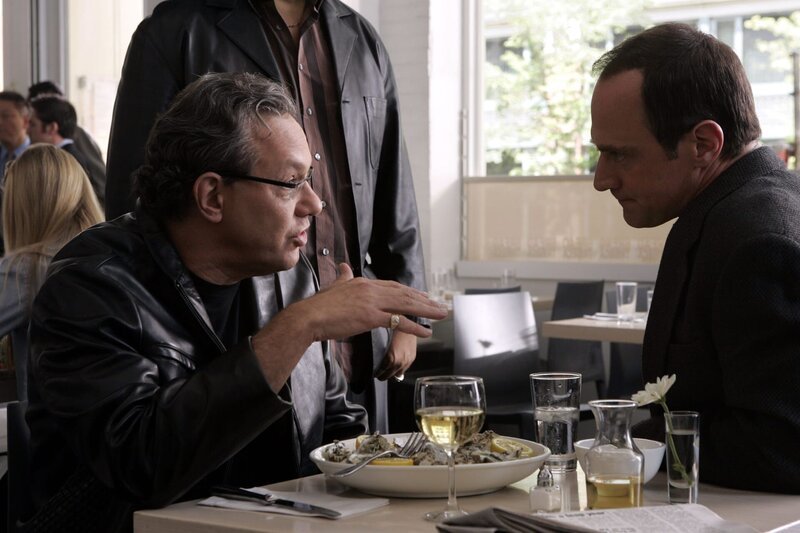 LAW & ORDER: SPECIAL VICTIMS UNIT -- NBC Universal Television -- Obscene -- Pictured: (l-r) Lewis Black as B.J. Cameron, Christopher Meloni as Det. Elliot Stabler – Bild: UNIVERSAL CHANNEL