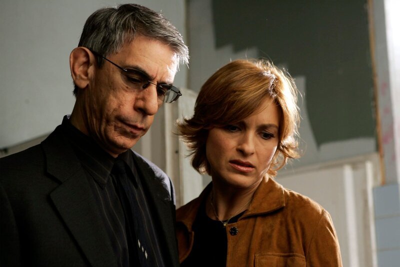 L-R: Det. John Munch (Richard Belzer), Det. Olivia Benson (Mariska Hargitay) – Bild: Universal Network Television /​ 13TH STREET