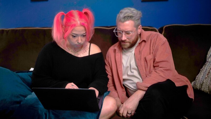 Matt and Shelby look at a computer screen in SOSA office – Bild: Discovery + /​ Discover Images