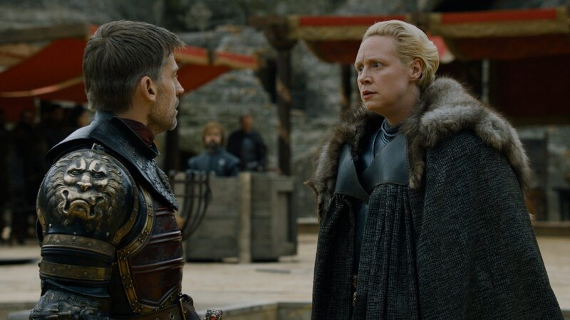 L-R: Jaime Lannister (Nikolaj Coster-Waldau), Brienne of Tarth (Gwendoline Christie) – Bild: 2017 Helen Sloan/​Home Box Office, Inc. All rights reserved. HBO® and all related programs are the property of Home Box Office, Inc.