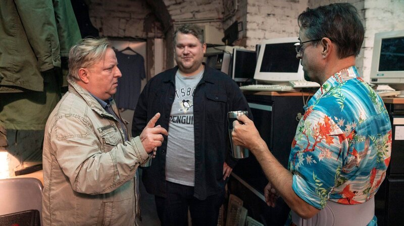 Mirko Schrader (Björn Meyer, m.) bringt Frank Thiel (Axel Prahl, l.) und Prof. Boerne (Jan Josef Liefers, r.) Kaffee-To-Go zum Frühstück. – Bild: WDR/​Bavaria Fiction GmbH/​Thomas Kost