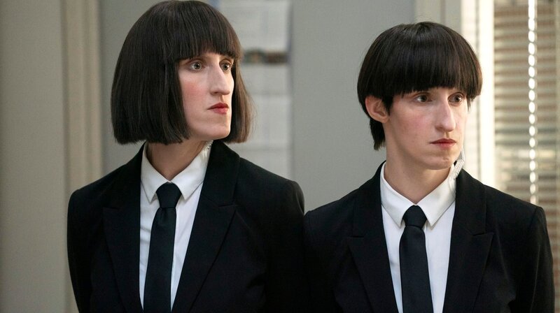 Auch Frau Mann (Daniela Reichert, l.) und Herr Muster (Melanie Reichert, r.) stellen in dem Fall des ermordeten Programmierers Magnus Rosponi eigene Ermittlungen an. – Bild: WDR/​Bavaria Fiction GmbH/​Thomas Kost