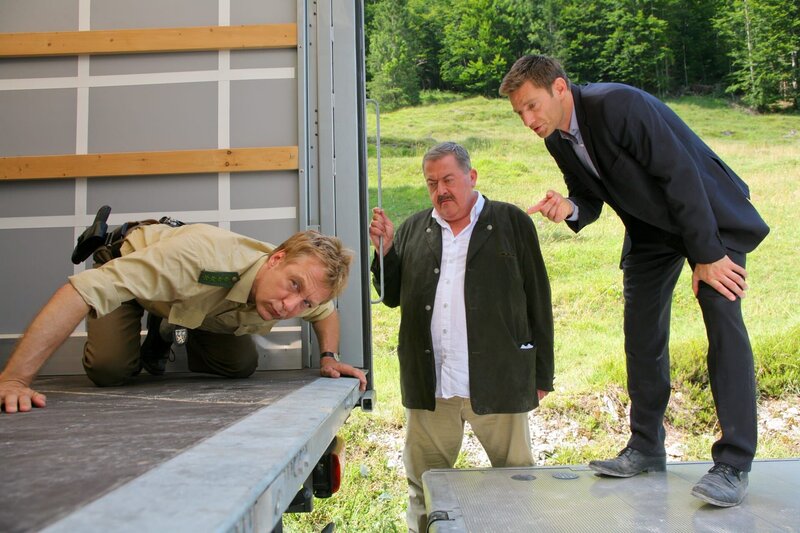 Polizist Michi Mohr (Max Müller, l.) und die Kommissare Korbinian Hofer (Joseph Hannesschläger, M.) und Sven Hansen (Igor Jeftic, r.) suchen am verlassenen LKW nach verwertbaren Spuren. – Bild: ZDF /​ Christian A. Rieger