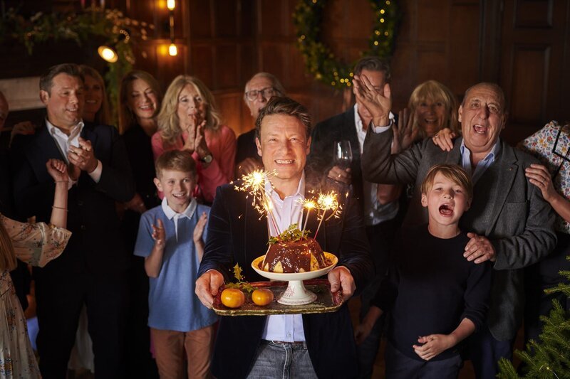 Jamie Oliver (Mitte) – Bild: Jamie Oliver Enterprises Ltd. Photography /​ Paul Stewart