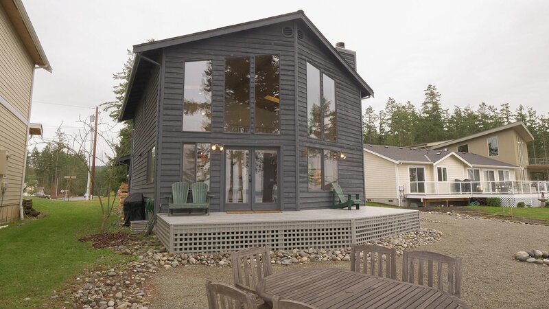 As seen on HGTV’s Beach Hunters, homebuyers Gabe and Amy like the outdoor space at the Waters Edge House, but wish the neighbors weren’t so close. – Bild: 2018, Scripps Networks, LLC. All Rights Reserved.