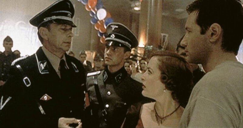 Mulder (David Duchovny, re.) und Scully (Gillian Anderson, 2.v.re.) werden von dem Befehlshaber der Waffen-SS (William B. Davis, li.) auf der „Queen Anne“ festgehalten. – Bild: PR7; ProSieben Media AG