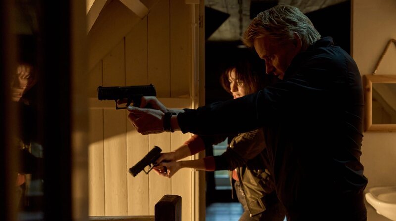 Van der Valk (Marc Warren, re.) und Lucienne Hassell (Maimie McCoy, li.) zeigen vollen Einsatz in Amsterdam. – Bild: ARD Degeto Film/​All3Media international/​Mark de Blok