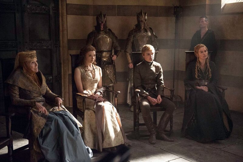 Episode 6 „Unbowed, Unbent, Unbroken“  Rigg, Diana;Dormer, Natalie;Chapman, Dean-Charles;Headey, Lena as Olenna Tyrell;Margaery Tyrell;Tommen Baratheon;Cersei Lannister – Bild: HBO / ©2015 Home Box Office, Inc. All / Home Box Office / ©2015 Home Box Office, Inc. All rights reserved. HBO® and all related programs are the property of Home Box Office, Inc. Episode 6 „Unbowed, Unbent, Unbroken“  Rigg, Diana;Dormer, Natalie;Chapman, Dean-Charles;Headey, Lena as Olenna Tyrell;Margaery Tyrell;Tommen Baratheon;Cersei Lannister – Bild: HBO / ©2015 Home Box Office, Inc. All / Home Box Office / ©2015 Home Box Office, Inc. All rights reserved. HBO® and all related programs are the property of Home Box Office, Inc.