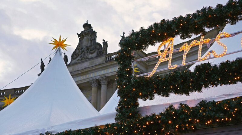 rbb Fernsehen MARKTMENSCHEN, „Budenzauber backstage“, am Samstag (23.12.23) um 18:10 Uhr. Gucken, kaufen, knuspern. Getaucht in buntes Licht, Klingklang und Glühweinduft. Hinter den Kulissen des Budenzaubers wird hart gearbeitet. Wer sind die Macher der Weihnachtsmärkte? Wir lernen eine Alpaka-Züchterin und einen mobilen Saftpresser kennen; Künstler, die Fliesen designen und Objekte aus Mammutelfenbein schnitzen. Und ein Dorf, das einen Weihnachtsmarkt nur für sich selbst veranstaltet. – Weihnachtszauber auf dem Bebelplatz. © rbb/Ole Wessels, honorarfrei – Verwendung gemäß der AGB im engen inhaltlichen, redaktionellen Zusammenhang mit genannter rbb-Sendung bei Nennung „Bild: rbb/Ole Wessels“ (S2+). rbb Presse & Information, Masurenallee 8–14, 14057 Berlin, Tel: 030/97 99 3–12118 oder -12116, pressefoto@rbb-online.de – Bild: rbb/Ole Wessels rbb Fernsehen MARKTMENSCHEN, „Budenzauber backstage“, am Samstag (23.12.23) um 18:10 Uhr. Gucken, kaufen, knuspern. Getaucht in buntes Licht, Klingklang und Glühweinduft. Hinter den Kulissen des Budenzaubers wird hart gearbeitet. Wer sind die Macher der Weihnachtsmärkte? Wir lernen eine Alpaka-Züchterin und einen mobilen Saftpresser kennen; Künstler, die Fliesen designen und Objekte aus Mammutelfenbein schnitzen. Und ein Dorf, das einen Weihnachtsmarkt nur für sich selbst veranstaltet. – Weihnachtszauber auf dem Bebelplatz. © rbb/Ole Wessels, honorarfrei – Verwendung gemäß der AGB im engen inhaltlichen, redaktionellen Zusammenhang mit genannter rbb-Sendung bei Nennung „Bild: rbb/Ole Wessels“ (S2+). rbb Presse & Information, Masurenallee 8–14, 14057 Berlin, Tel: 030/97 99 3–12118 oder -12116, pressefoto@rbb-online.de – Bild: rbb/Ole Wessels