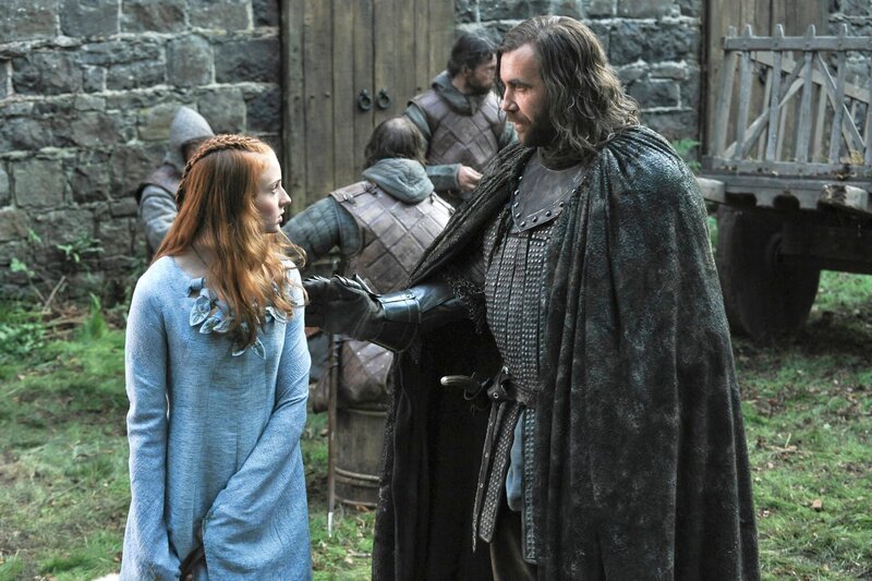Sansa Stark (Sophie Turner) trifft auf Sandor Clegane (Rory McCann), der von allen ‚der Hund‘ genannt wird – Bild: Sky Atlantic Sansa Stark (Sophie Turner) trifft auf Sandor Clegane (Rory McCann), der von allen ‚der Hund‘ genannt wird – Bild: Sky Atlantic