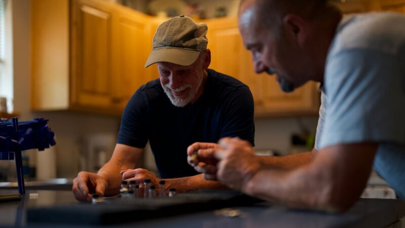 Dave Turin (r.) und Alan Robertson (l.) bei der Entwicklung einer neuen Bergbaupfanne – Bild: Warner Bros. Discovery, Inc. or its subsidiaries and affiliates.