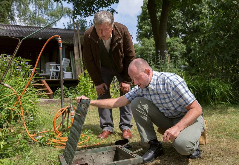 ARD HEITER BIS TÖDLICH – MORDEN IM NORDEN, III. Staffel der Krimiserie am Vorabend mit 8 neuen Folgen, Folge 47 „Die Teufelsinsel“ am Dienstag (13.01.15) um 18:50 Uhr im Ersten. Hauptkommissar Schröter (Veit Stübner, l.) interessiert sich für den Pumpenschacht, den Gerd Siebert (Achim Buch, r.) mit einem Dietrich geöffnet hat. – Bild: ARD/​Georges Pauly