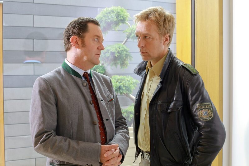 Mohr (Max Müller, r.) ist überrascht, als er Bürgermeister Karl Schretzmayer (Jürgen Tonkel, l.) am Tatort trifft. – Bild: Christian A. Rieger – klick /​ Die Verwendung ist nur bei reda /​ ZDF /​ © ZDF/​Christian A. Rieger – klick