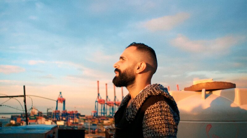 Protagonist Hassan beobachtet das Spiel im Himmel – Bild: SWR/​FFL/​Jonas Schneider